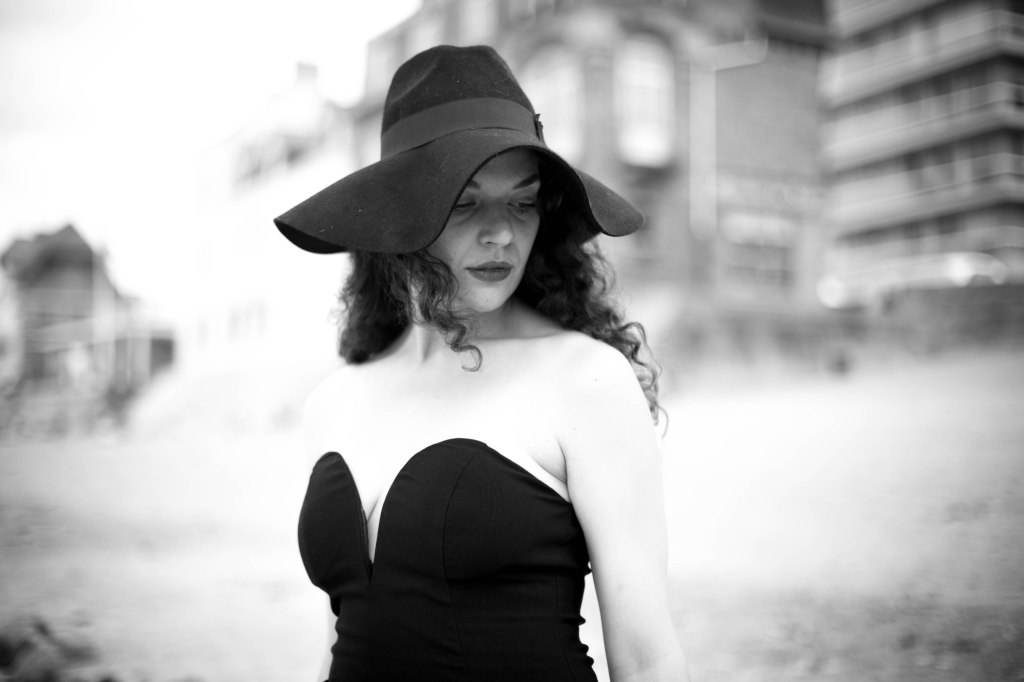 Photo de portrait de mode en noir et blanc d'une jeune femme à Saint-Malo