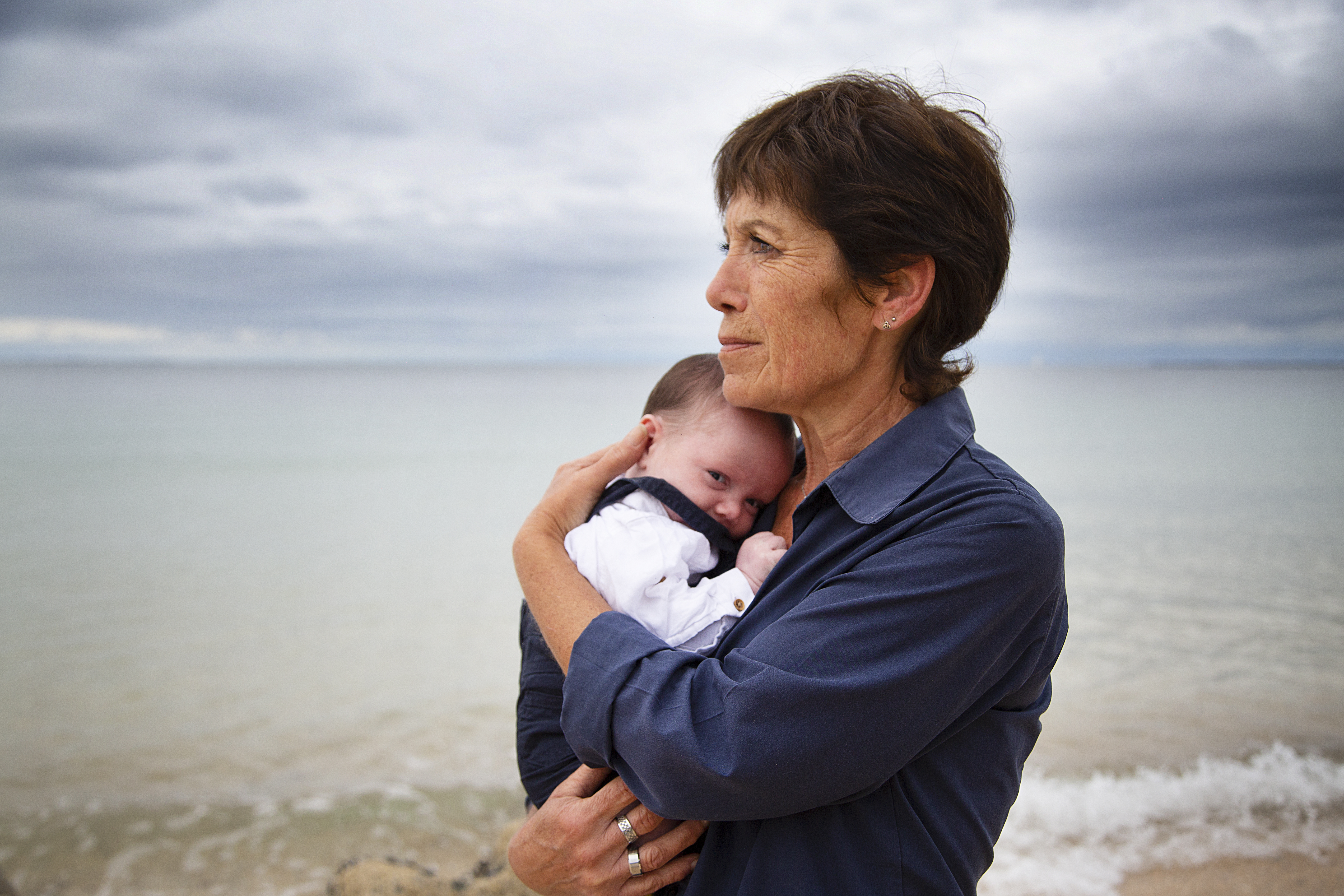 Séance photo nouveau né sur la plage à Belle-ile-en-mer avec la grand mère